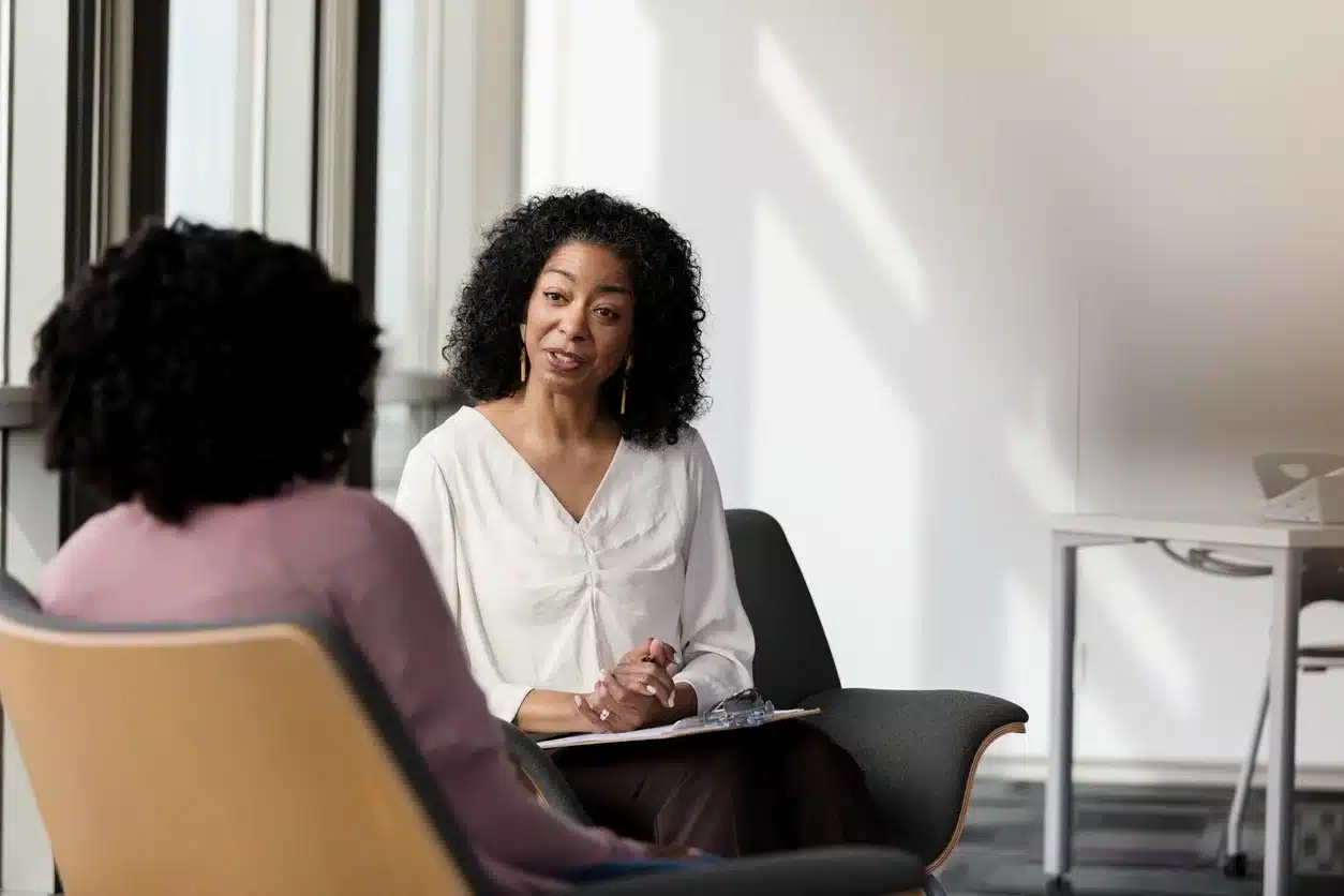 Benefits of private drug rehab. An image of a a therapist and a woman in a counselling session within a residential rehab clinic.